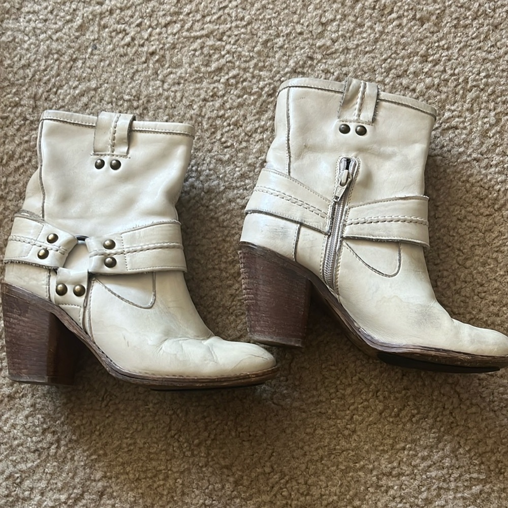Leather ivory heeled boots / Steve Madden